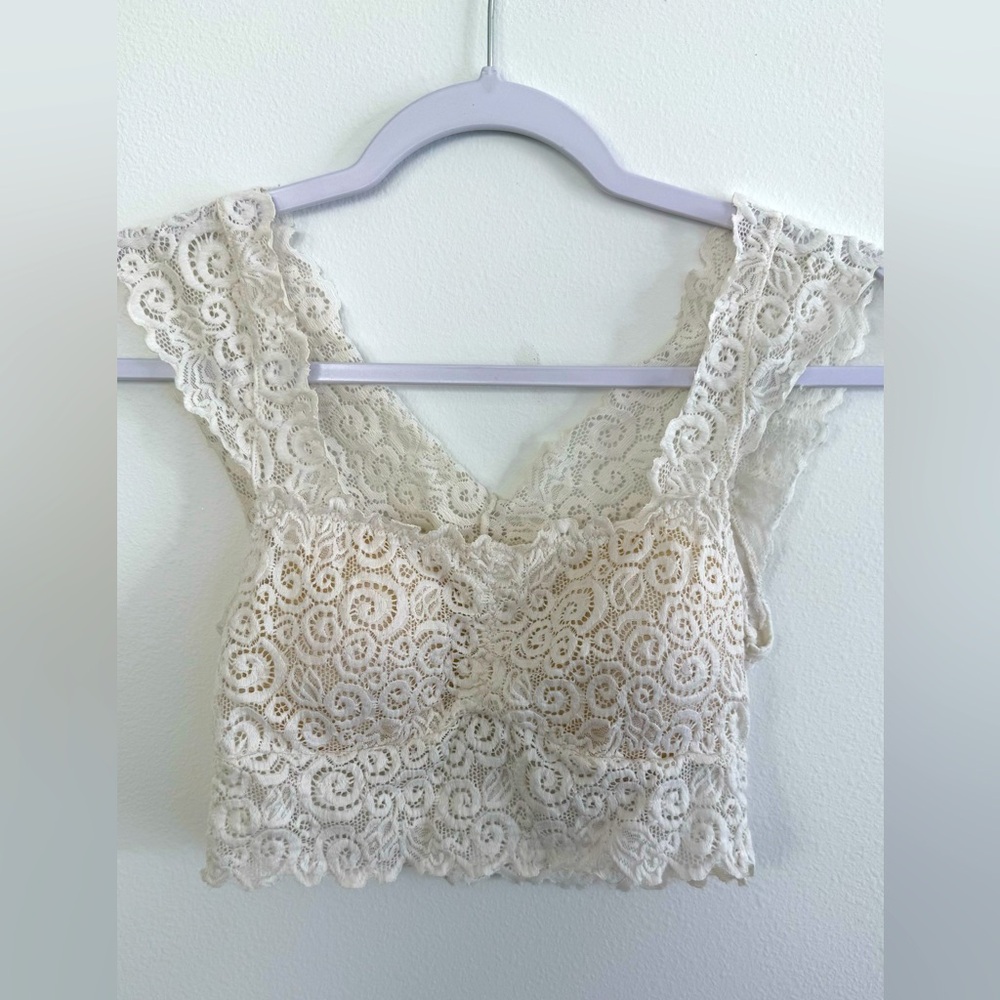 White lace padded crop top